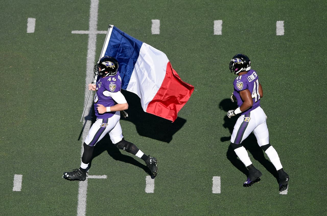 La NFL rindió homenaje a los más de 120 muertos y más de 300 heridos por los atentados terroristas en París, Francia.