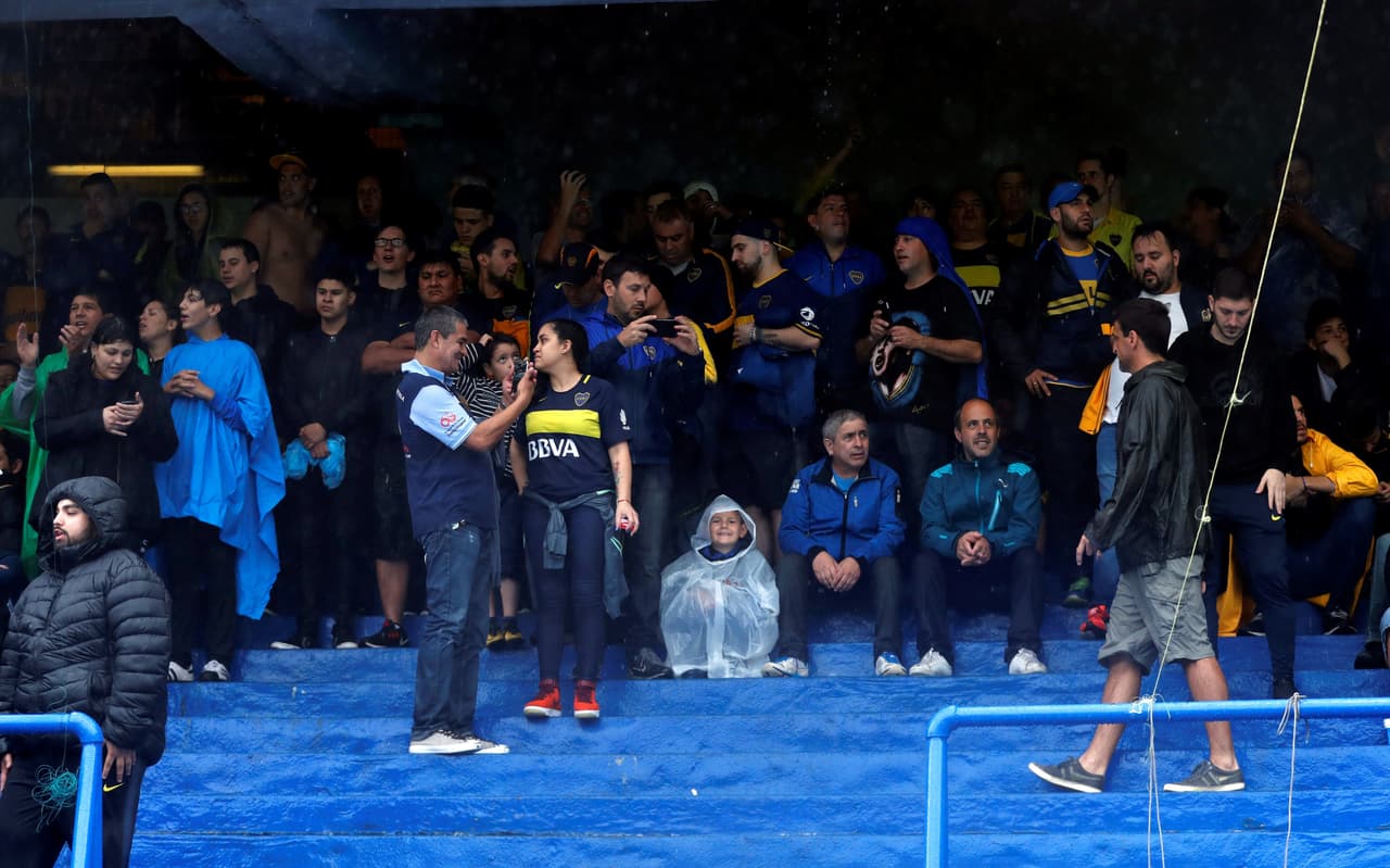 Con el anuncio por las bocinas del estadio los fanáticos fueorn saliendo poco a poco con las caras largas.