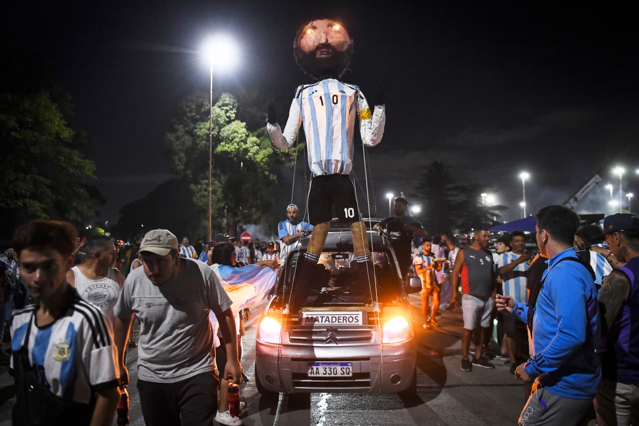 Festejos de la selección argentina en Buenos Aires tras ganar el Mundial Qatar 2022.