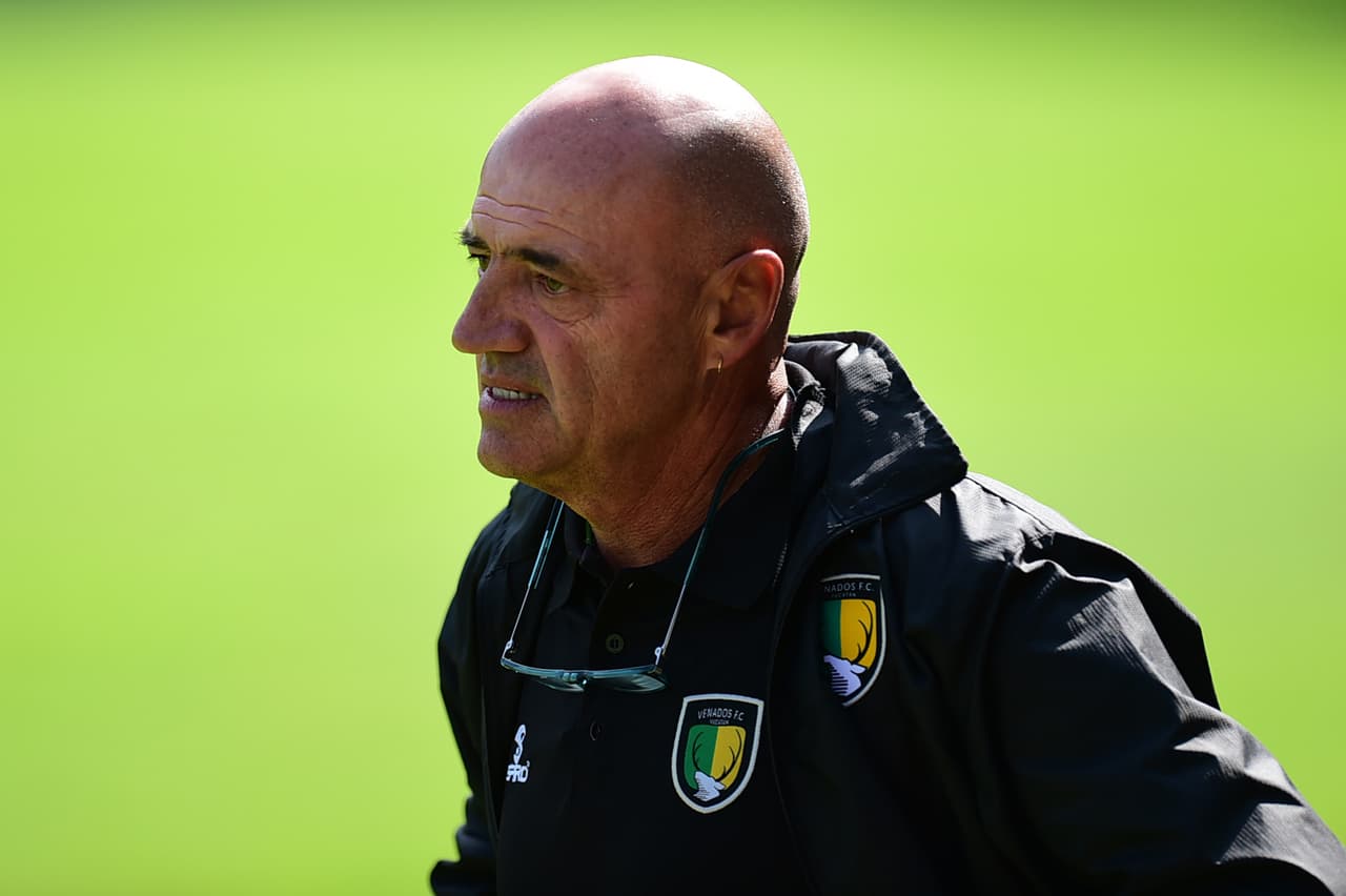Action photo during the friendly match of preparation Cruz Azul vs Venados de Merida facing the start of the Clausura 2017 tournament of the BBVA Bancomer MX League at the Noria. Foto de accion durante el partido amistoso de preparacion Cruz Azul vs Venados de Merida de cara al inicio del torneo Clausura 2017 de la Liga BBVA Bancomer MX, en las instalaciones de la Noria, en la foto: Jose Luis Sanchez Sola DT de Venados 17/12/2016/MEXSPORT/Javier Ramirez