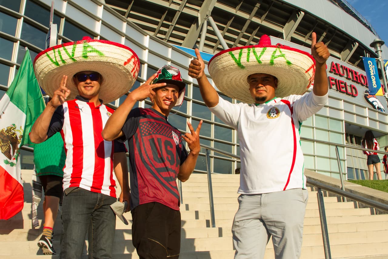 El colorido y las camisetas de equipos tradicionales es parte de la fanaticada mexicana.