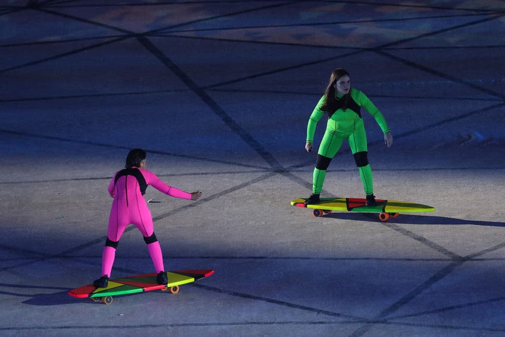 Bailarinas imitan a la campeona mundial de surf peruana Sofia Mulanovich.