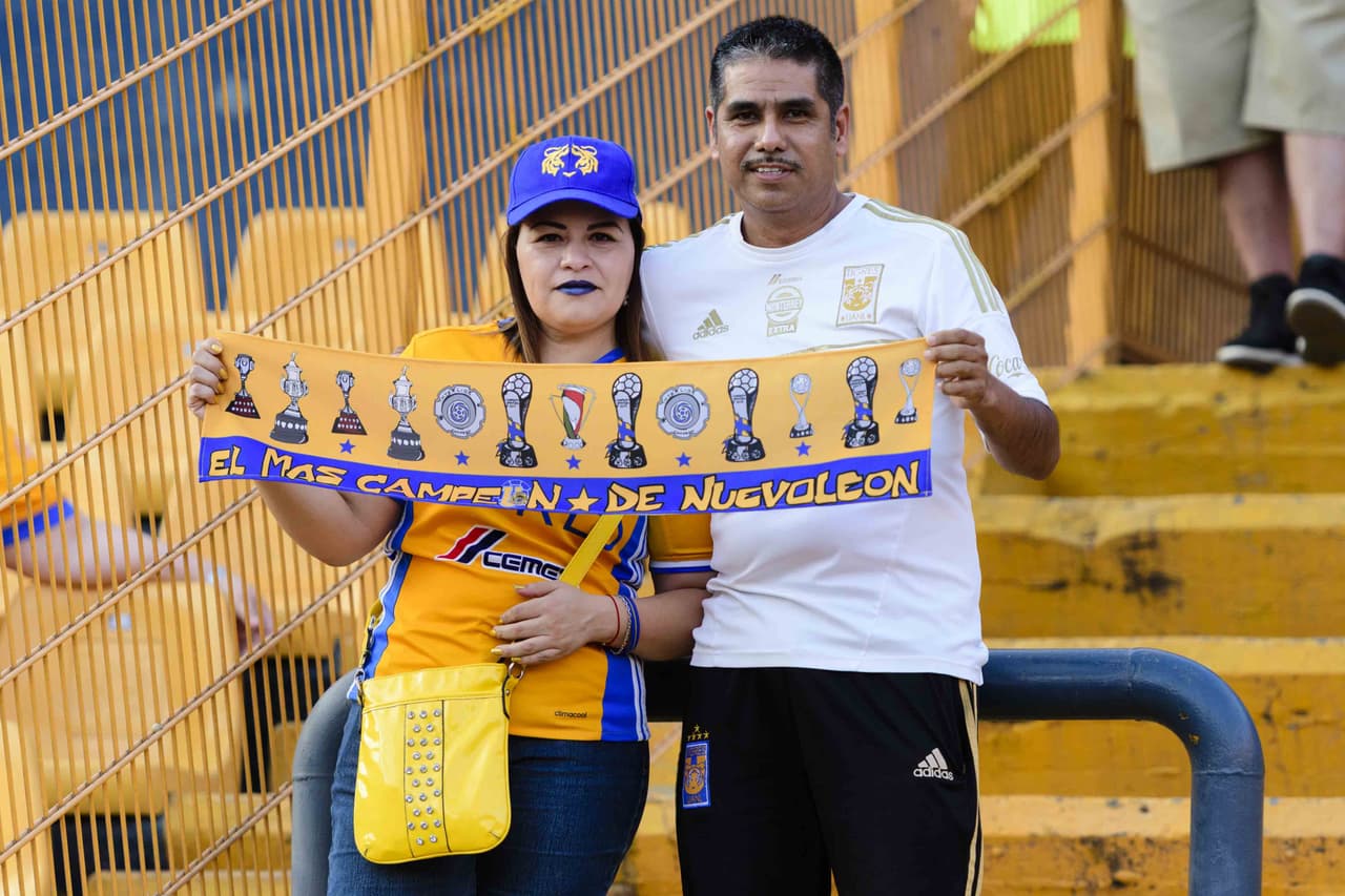 Fanáticos de todas las edades se hacen presentes en el Estadio Universitario, donde este sábado se enfrentan Tigres de la UANL y el Club León por la jornada 1 de la Liga MX Apertura 2018.