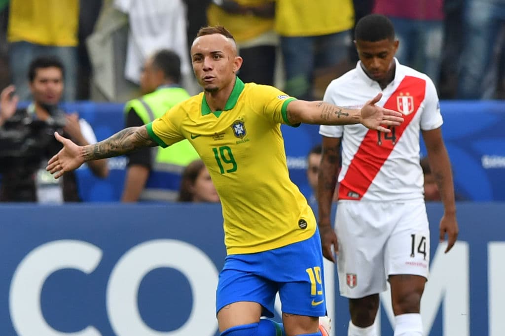 El mediocampista Everton anotó el 3-0 al minuto 32 del primer tiempo, mostrando así Brasil un fútbol contundente y mucho mejor que el de sus primeros dos partidos.
