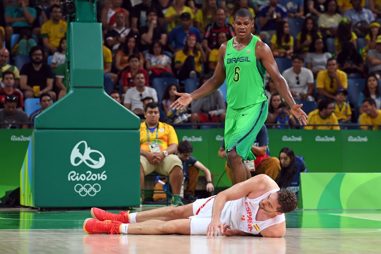 La estrella del baloncesto español Pau Gasol cae al suelo en el partido ante Brasil.