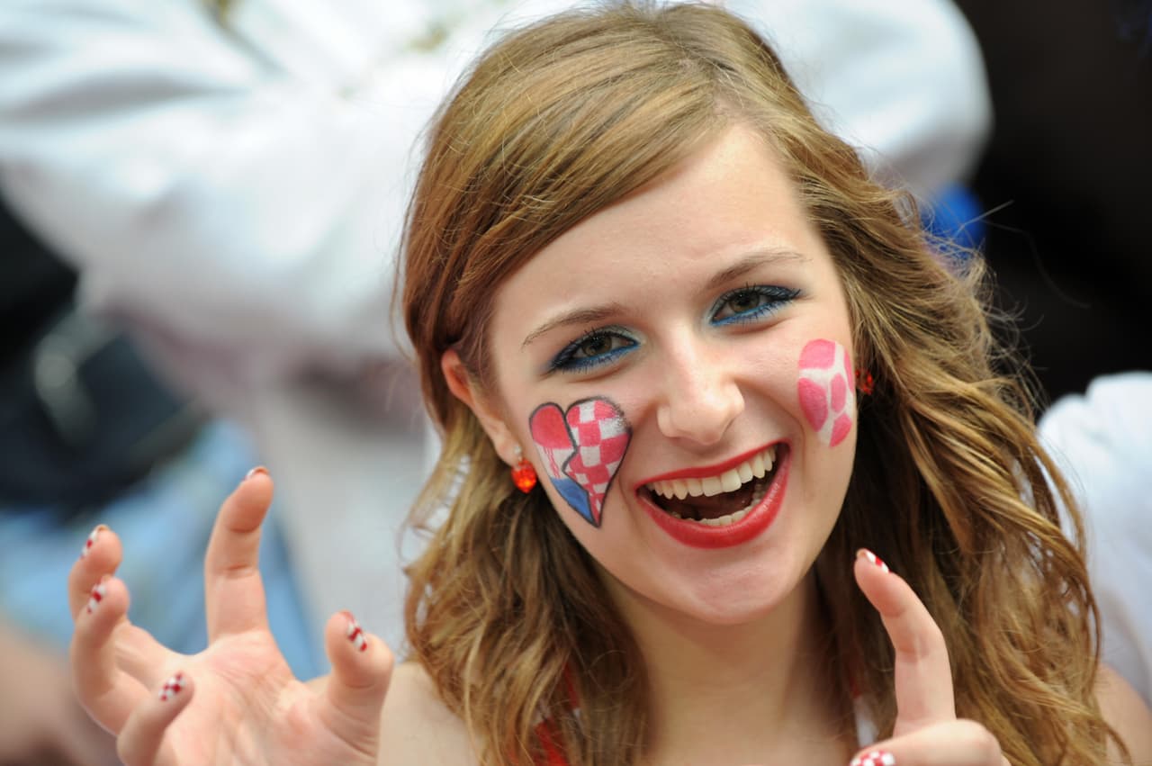 Disfruta de las mejores imágenes de las aficionadas croatas que partido a partido apoyan a su selección.