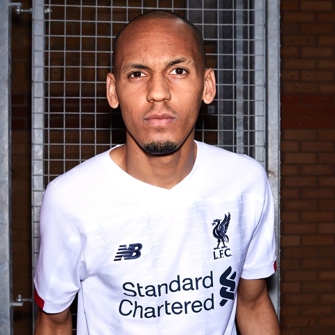 El nuevo campeón de la UEFA Champions League ha dado a conocer su segunda piel para la siguiente temporada en la que no solo tendrá el reto de sostener su corona europea, sino pelear por ganar la Premier. Este kit será blanco con algunos detalles rojos y azules oscuros.