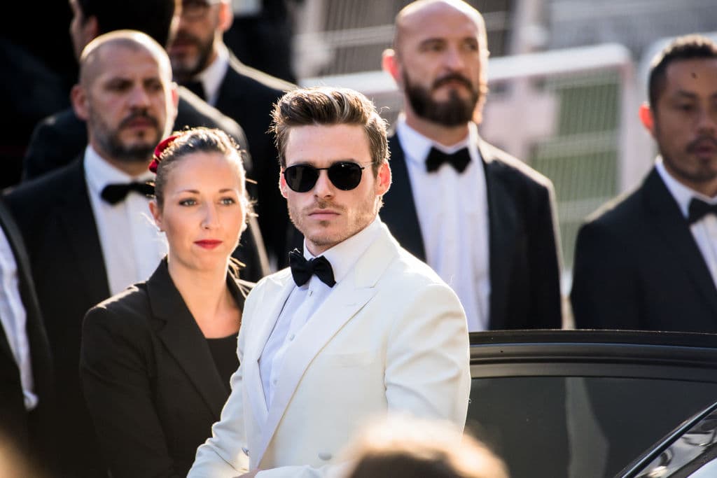 Pero, cuando su padre muere inesperadamente, la joven queda a merced de unas mujeres celosas y malvadas que la convierten en sirvienta y la relegan a la cocina. Pero, a pesar de la crueldad con la que la tratan, está dispuesta a cumplir las últimas palabras de su madre que le dijo que debía "ser valiente y amable".
<br>