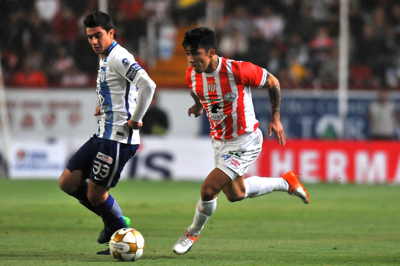 El chileno tiene la facilidad para jugar como delantero o como mediocampista ofensivo, con lo que se ha convertido en una figura versátil para Necaxa. En su carrera ha pasado por Municipal Iquique, Universidad de Chile, Al Wasl (Emiratos Árabes Unidos), Deportes Iquique, Huracán y Liga Universitaria de Quito, de donde llego al fútbol mexicano.