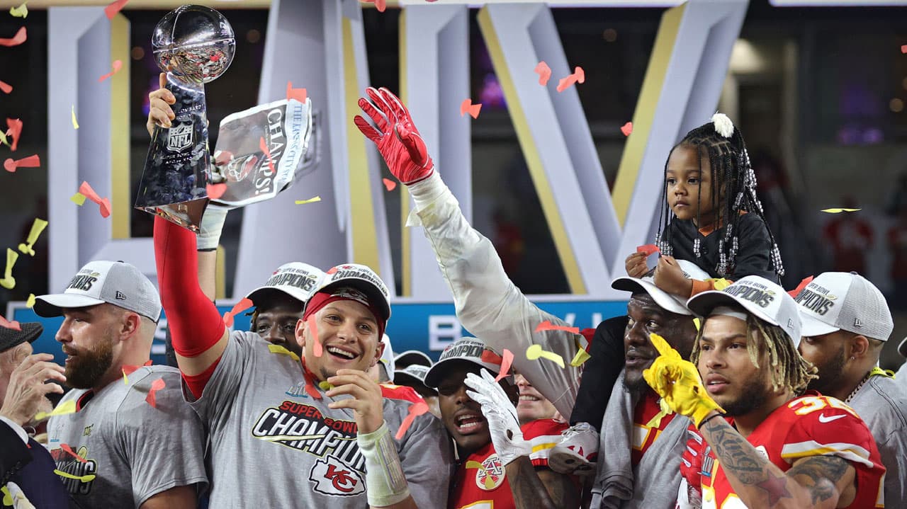 Patrick Mahomes, quarterback de los Kansas City Chiefs, levanta el trofeo Vince Lombardi que los decreta campeones de la NFL tras vencer en el Super Bowl a los San Francisco 49ers.