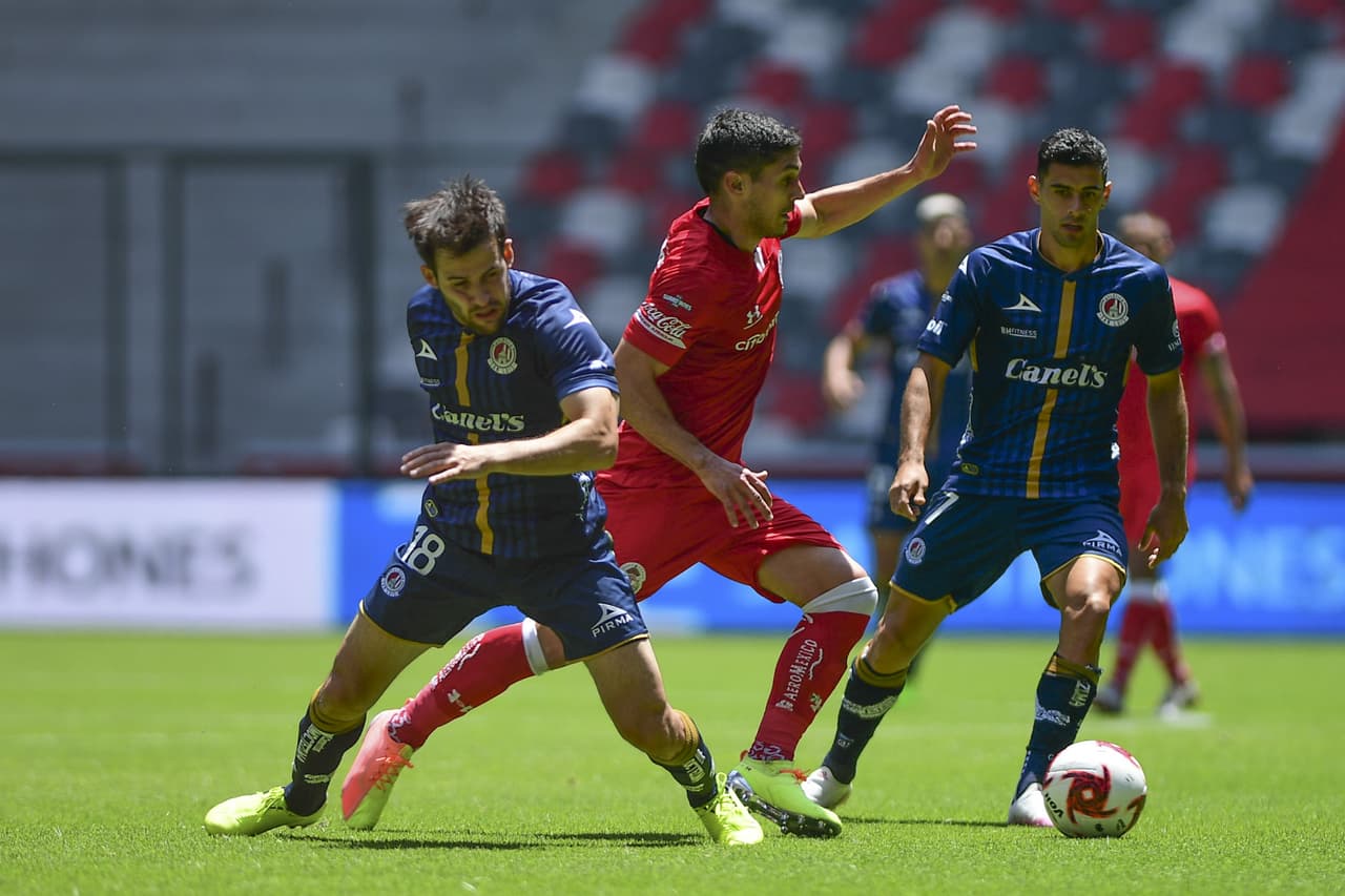 Los pases largos parecen ser la kriptonita del Atlético San Luis y Carlos Rodríguez evita que Anibal Chalá anote el 3-1.