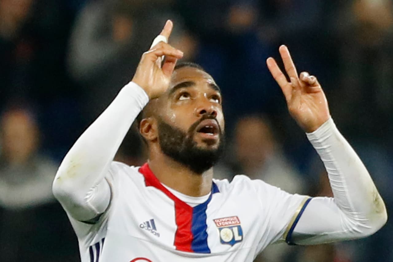 Alexandre Lacazette, del Lyon, tiene un pie y medio afuera. El Arsenal es el equipo que lo tendría atado.