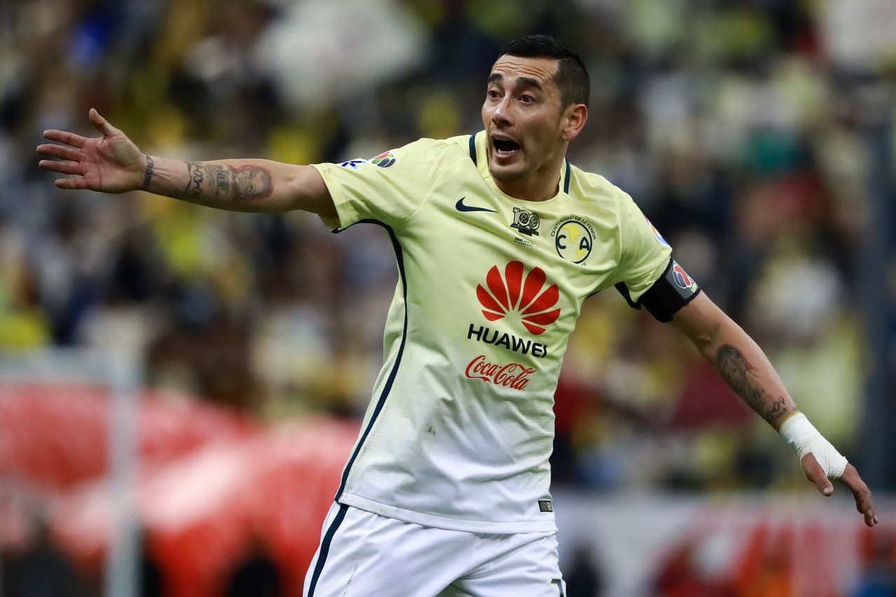 MEXICO CITY, MEXICO - DECEMBER 22: Rubens Sambueza of America reacts during the Final first leg match between America and Tigres UANL as part of the Torneo Apertura 2016 Liga MX at Azteca Stadium on December 22, 2016 in Mexico City, Mexico. (Photo by Hector Vivas/LatinContent/Getty Images)