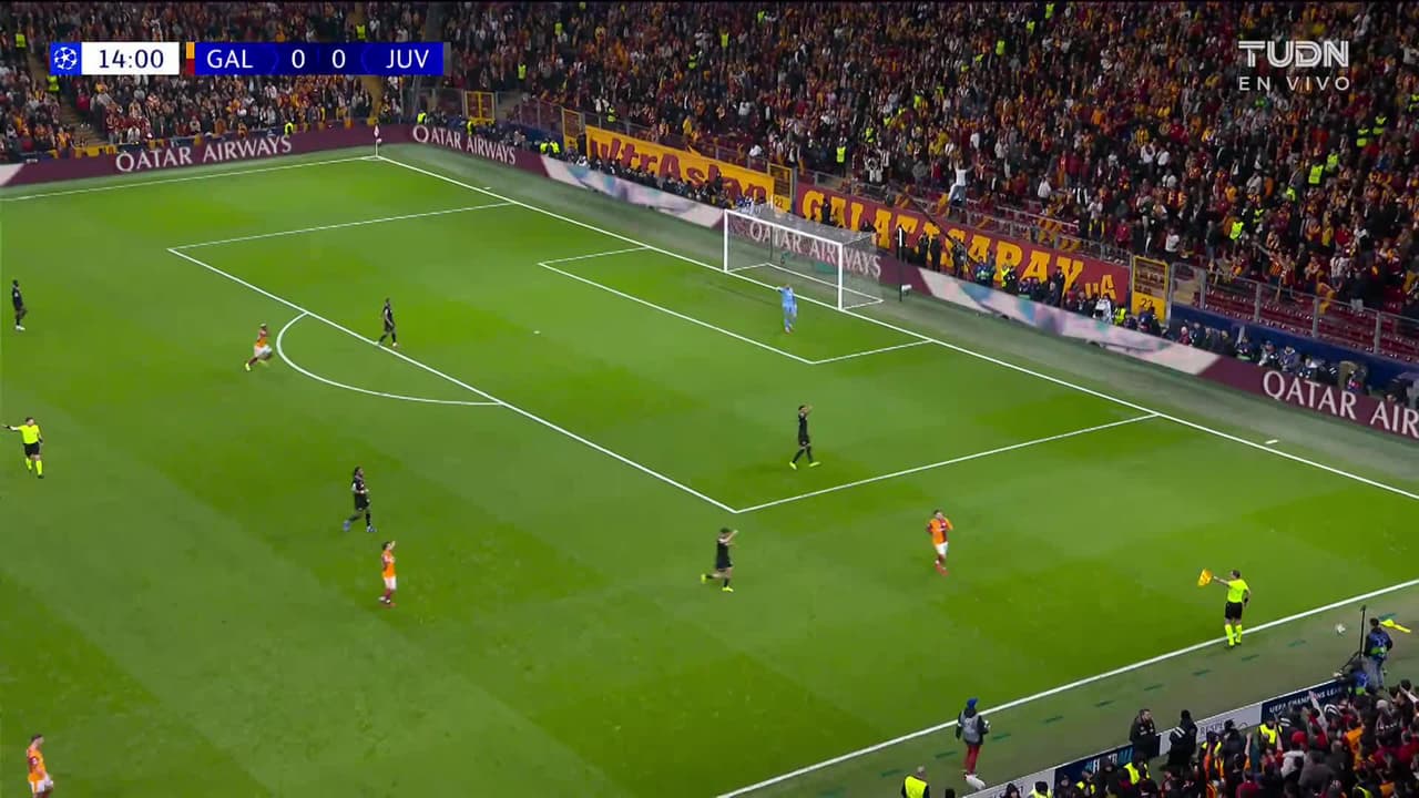 ¡GOL!  anota para Galatasaray. Gabriel Sara