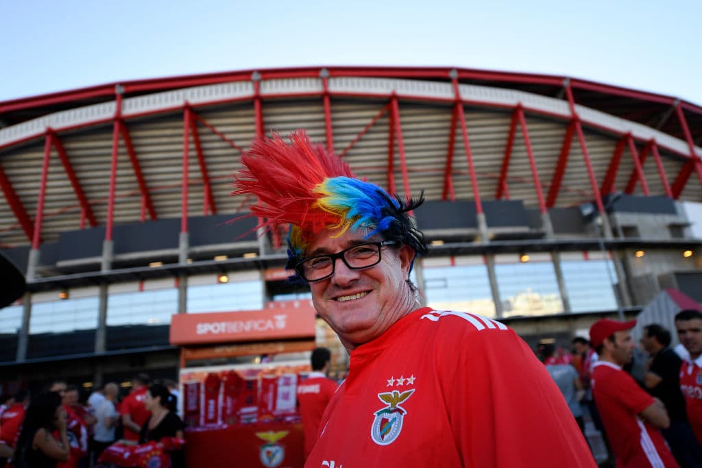 La afición de las Águilas también llegó a apoyar, desde luego, a los suyos. Este aficionado parece que se injertó una guacamaya en la cabeza.