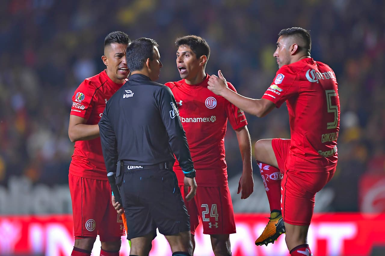 Poco importaron los reclamos de los Diablos y la serie al final, con los goles igualados tras ambos partidos, se sentenció a favor de Morelia gracias a ese gol en posición ilícita.