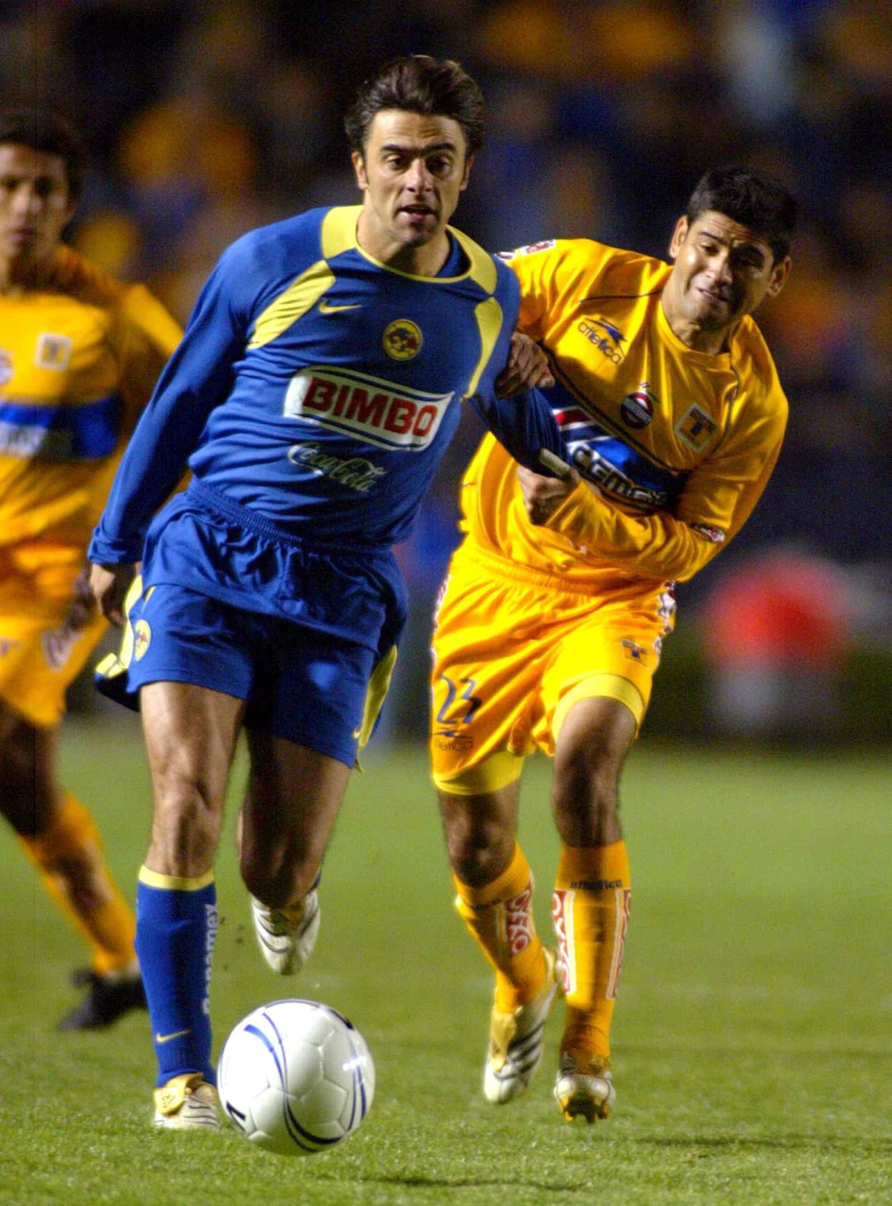 El delantero argentino Claudio 'Piojo' López (izquierda), mundialista en 1998 y 2002, vistió la playera del América entre 2004 y 2007.