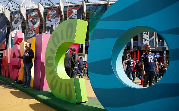 Maquillajes, disfraces, banderas... todo vale para demostrar la pasión que se siente en México por la NFL.