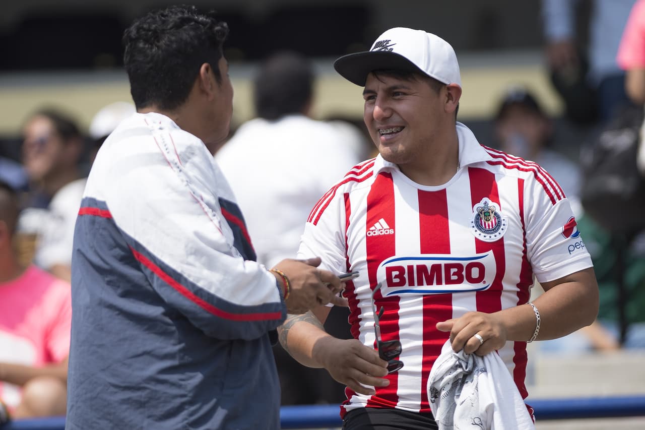 La pasión fluye entre los fanáticos de Pumas UNAM y Chivas de Guadalajara en el duelo de la Jornada 12 en el estadio Olímpico Universitario por el Clausura 2019 de la Liga MX.