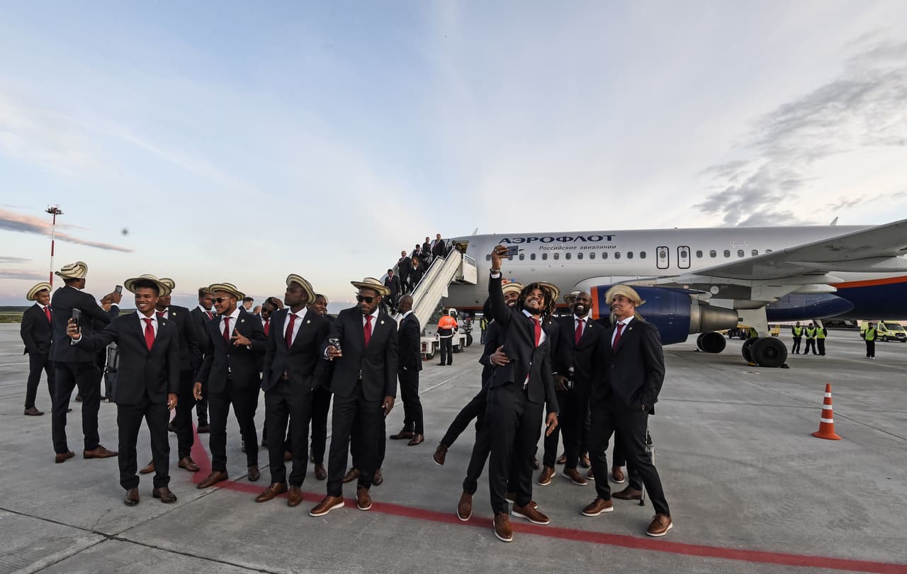 La expedición aterrizó en Moscú a primera hora de la tarde y después tomó otro vuelo hacia Saransk, una localidad a 600 kilómetros de la capital, donde tiene fijada su sede de concentración.