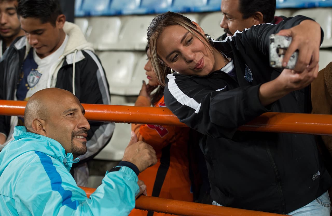 El carisma de Pérez lo ha convertido en uno de los jugadores más queridos en el fútbol mexicano entre los hinchas.