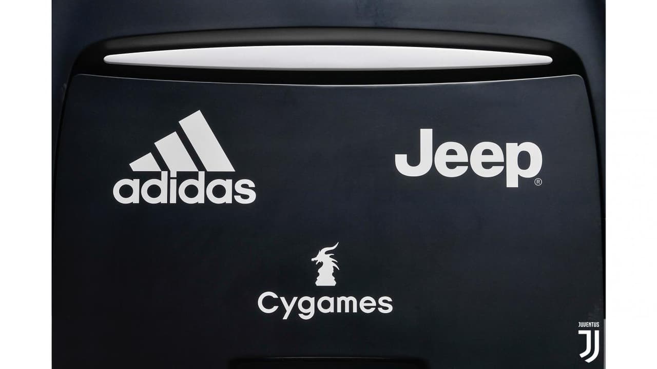 La única zona que es totalmente negra es la trasera, donde se encuentran los patrocinadores del equipo.