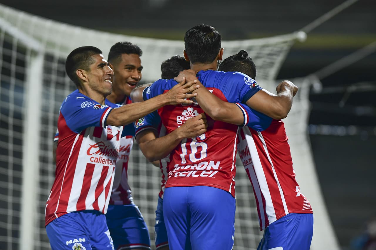 Alexis Vega saca un potente disparo desde un costado del área y Corona se queda sin oportunidad de detener el disparo.