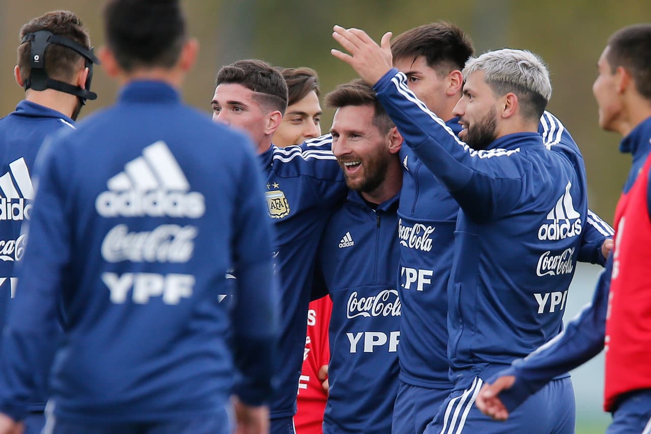 Los dirigidos por Lionel Scaloni realizaron algunos trabajos tácticos en el predio de Ezeiza y luego un partido en espacio reducido. Messi, líder de esta nueva aventura por un título de Copa América, se lució y fue seguido de cerca hasta por los rivales para sacarse una foto con ellos.