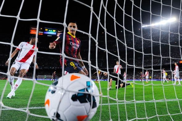 El siguiente fue de Alexis, con un toque de precisión y visión de gol, luego de una buena combinación del Barcelona.