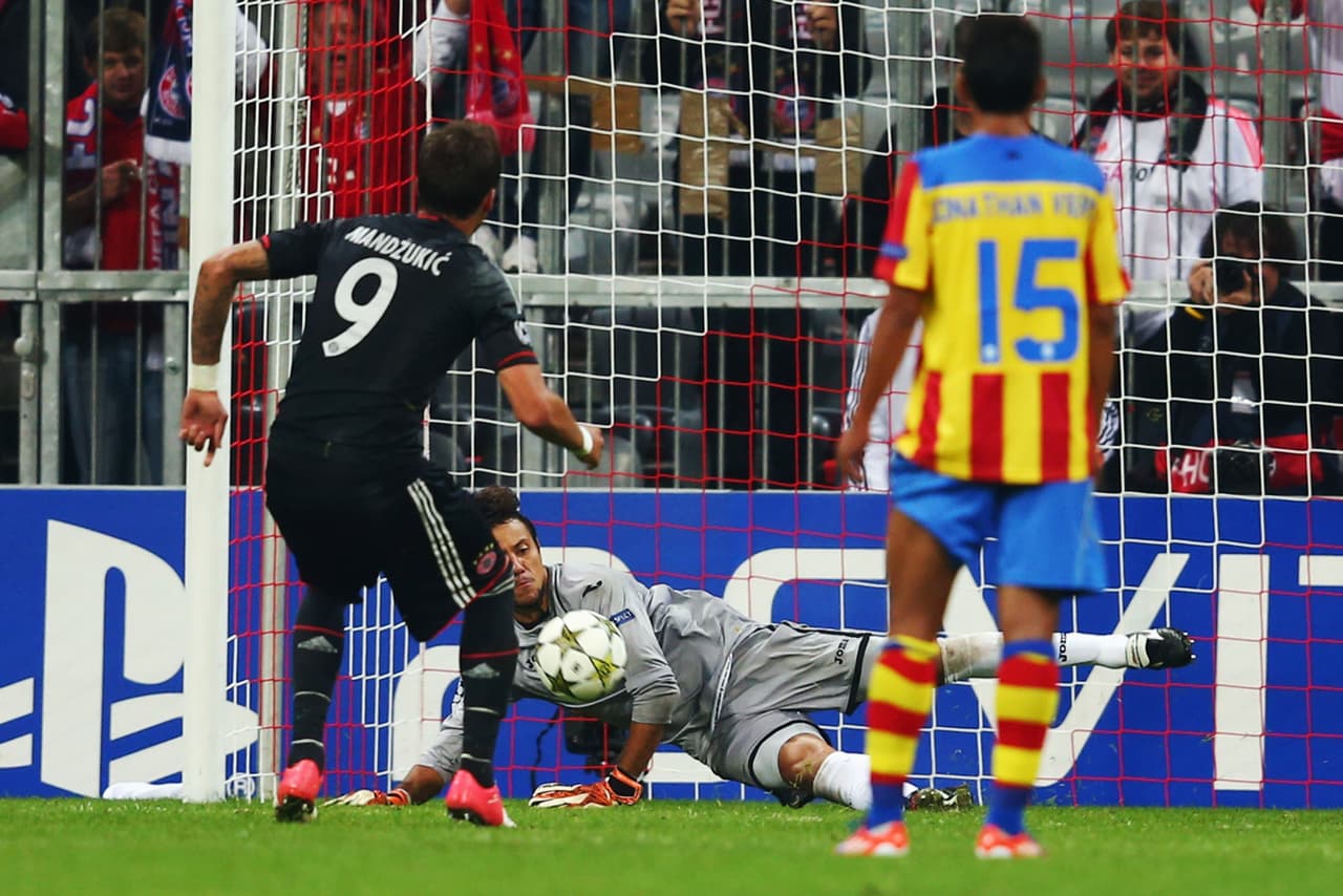 El brasileño reconoció que es "una guerra psicológica" y que los últimos pasos antes del lanzamiento y la inclinación del cuerpo del pateador indican mucho.