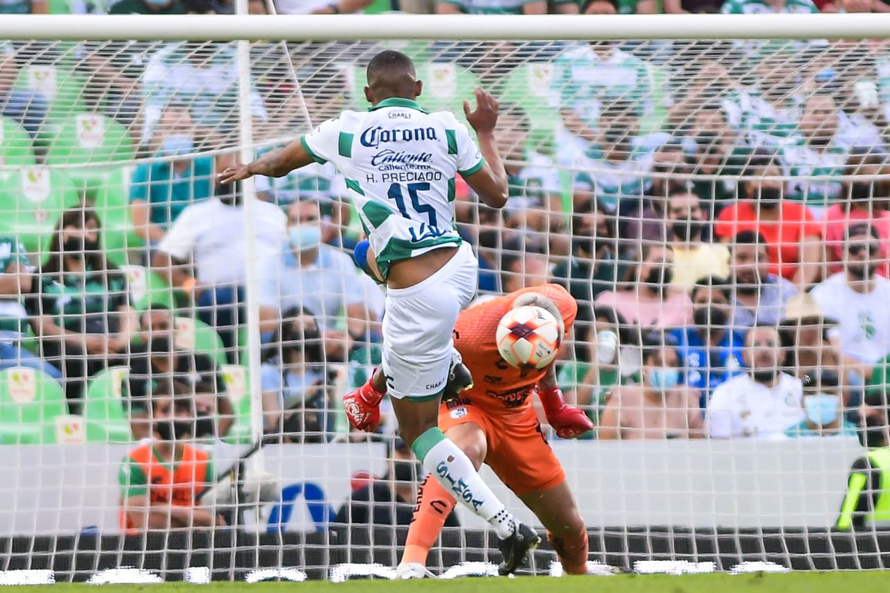 Santos logra el empate ante Gallos Blancos con un gol en tiempo de compensación.