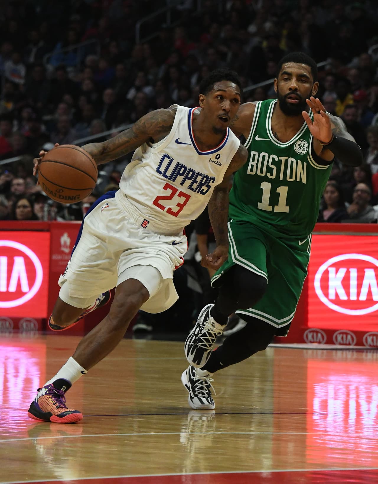 Basándose en una gran noche de Lou Williams (23) con 34 puntos saliendo desde la banca, LA caminó sin problemas. Por Boston se destacó, en rol de suplente, Terry Rozier con 26 unidades.