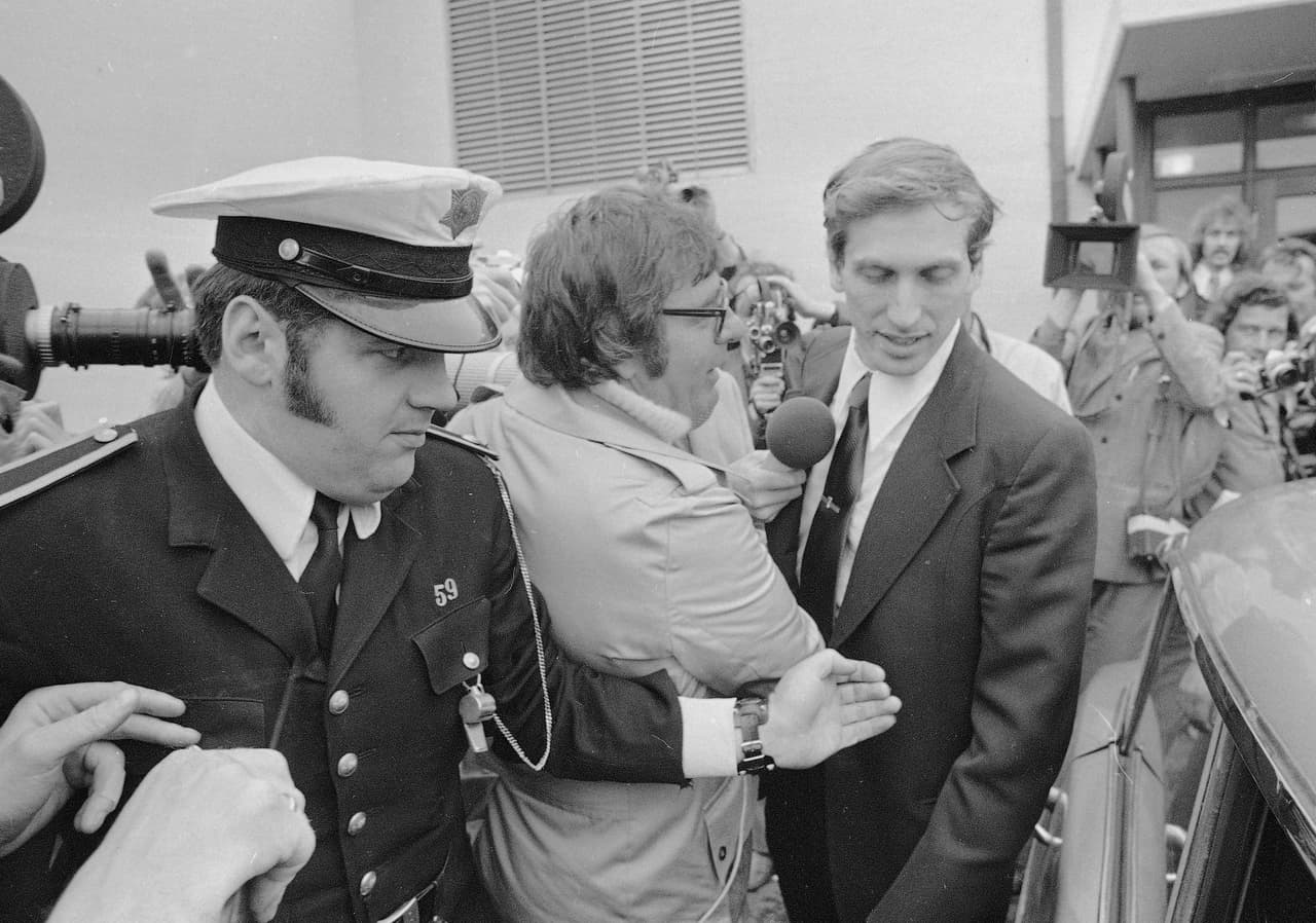 Entre la sanidad rayando en la locura, Bobby se vuelve muy exigente con las condiciones de competencia, de viaje y otras cosas que hacen que su equipo haga lo imposible por conseguir.