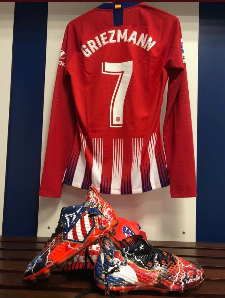 El delantero campeón del mundo usó unos tachones con los colores del Atlético de Madrid y que sorprendieron a propios y extraños.