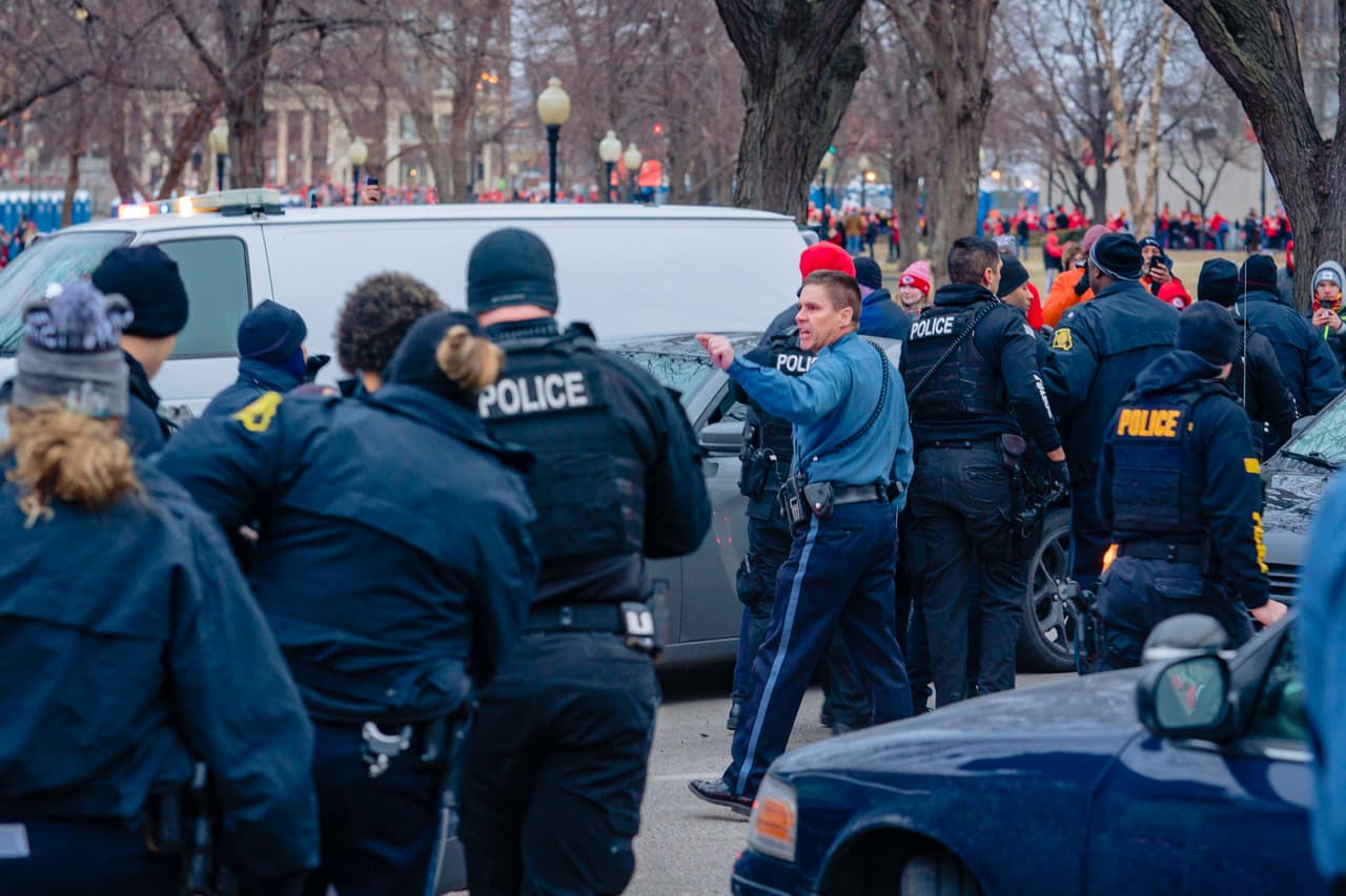 Instantes antes del desfile en Kansas City, Missouri, donde la gente ya espera a los Chiefs, se presentó una persecución que tuvo éxito.