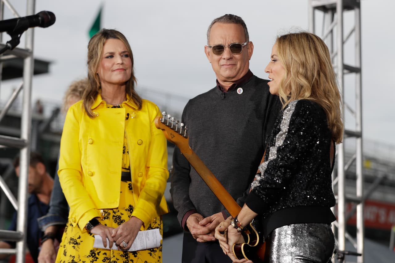Junto a Hanks y su coestelar Savannah Guthrie, la cantante Sheryl Crow ofreció un espectáculo musical.