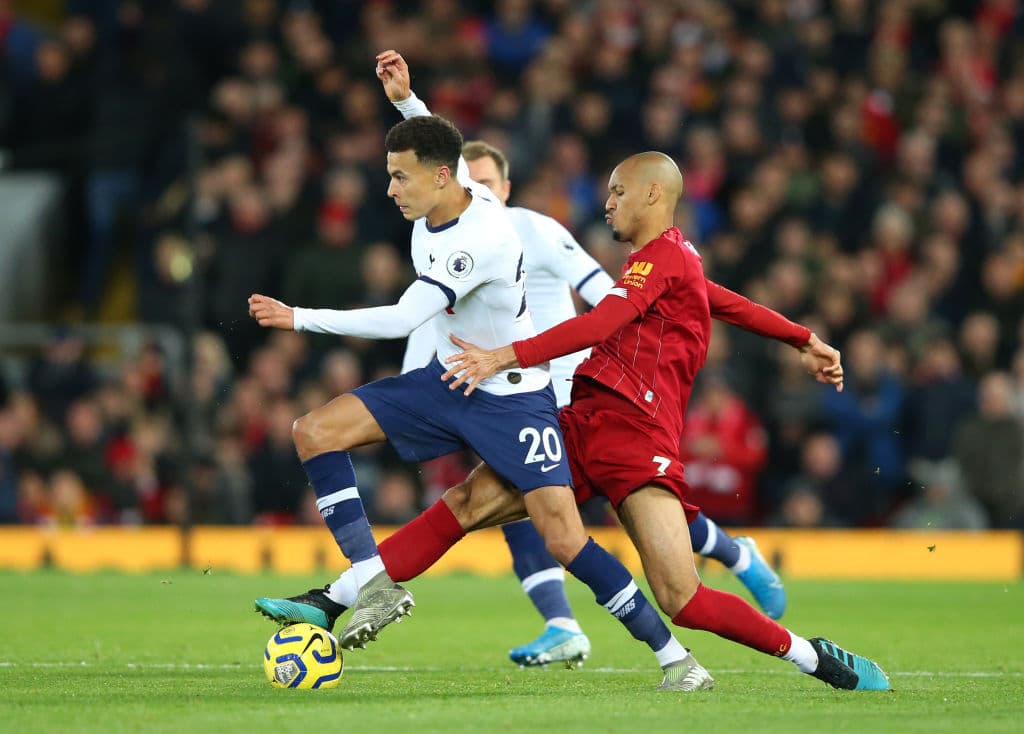 Duelo en el mediocampo, Fabinho intenta detener a Delle Alli y termina robándole el balón.