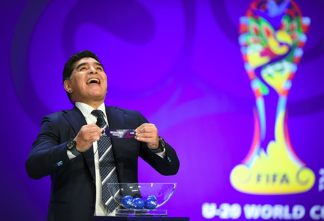 Maradona, un excelente animador, no dejó esconder su alegría cuando fue quien sacó el nombre de Argentina en el sorteo.