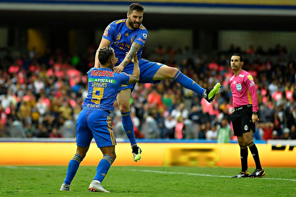 En el segundo tiempo, apenas a los dos minutos, el delantero francés André-Pierre Gignac (centro) marcó el 3-2 para la voltereta de Tigres.