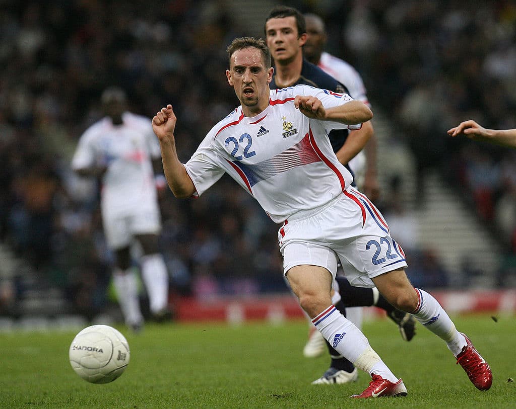 Su primer partido con la selección de Francia fue en un amistoso internacional frente a México.
