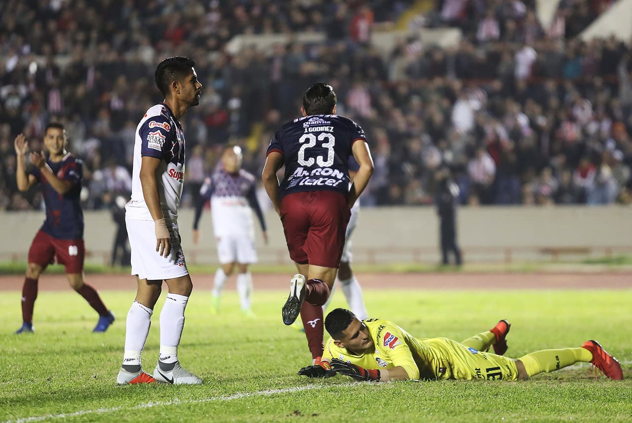 Las Chivas Rayadas del Guadalajara superaron 2-1 a los Cimarrones de Sonora en juego de la Fecha 1 de la Copa MX realizado en el Estadio Heroes de Nacozari la noche del martes.