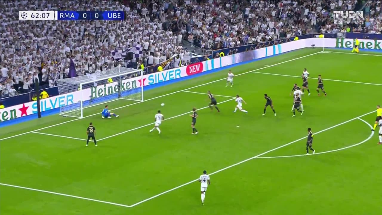 ¡TIRO ATAJADO! disparo por Joselu.