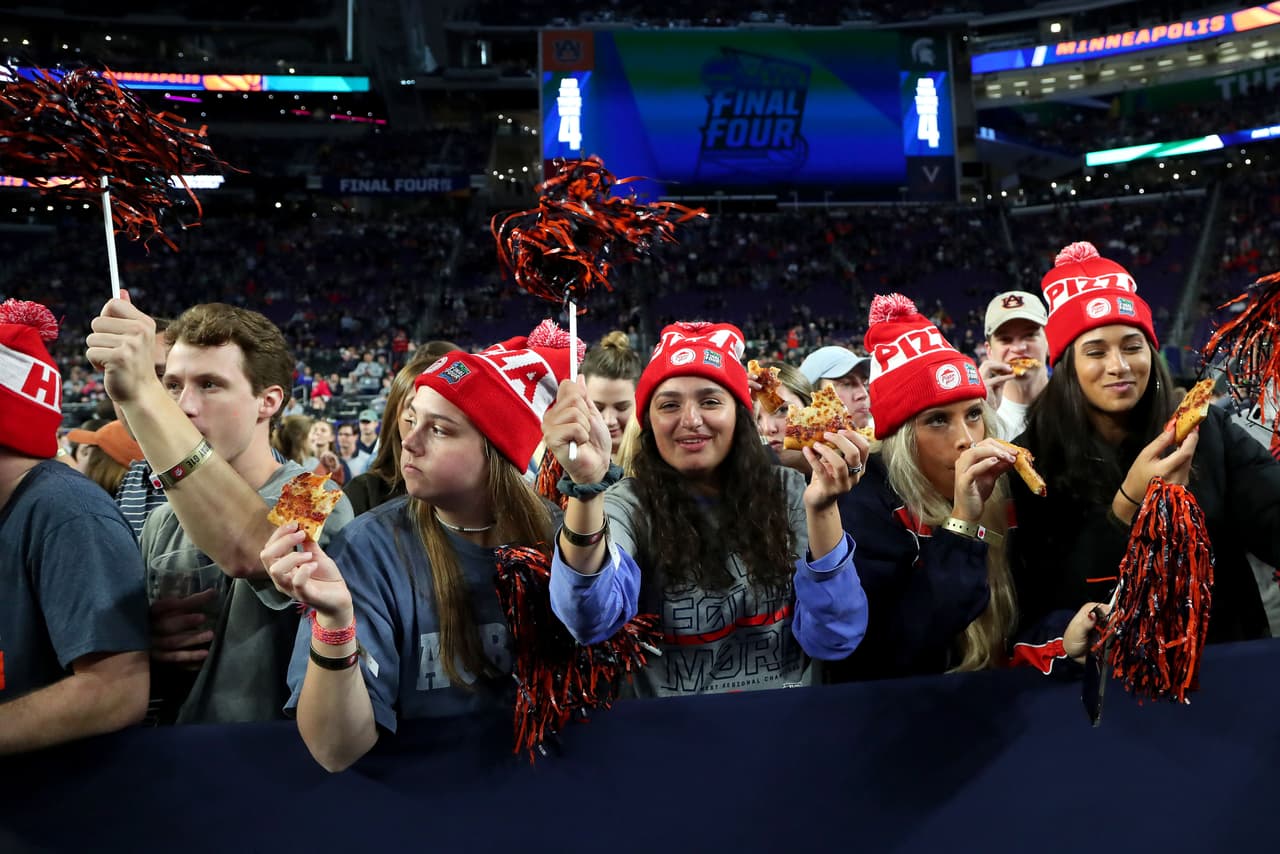 El color y la fiesta son protagonistas en la definición del básquetbol universitario de la NCAA, que tuvo de nuevo a los hinchas y a las porristas como los ejemplos de la alegría fuera de la competencia.