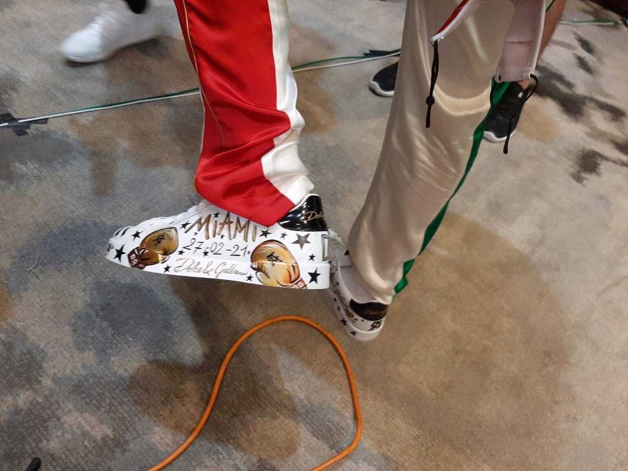 Canelo luce en el pesaje tenis personalizados ¡de 20 mil pesos!