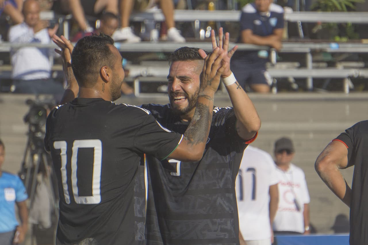 Así festejaron los seleccionados mexicanos luego de consumarse la victoria en las playas de Puerto Vallarta.