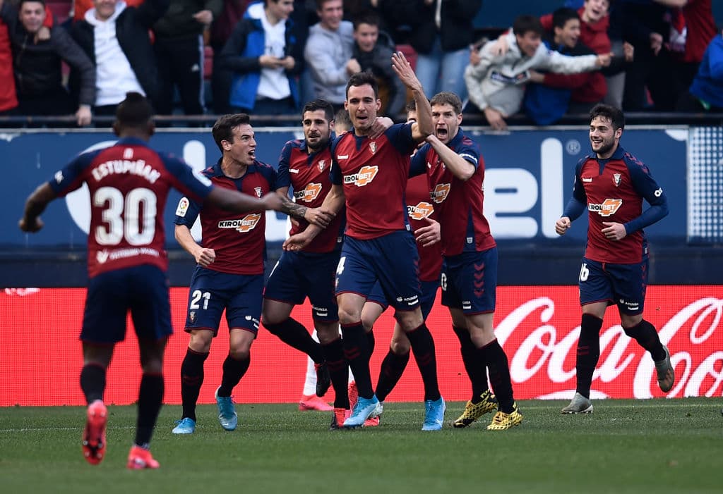 Isco, Sergio Ramos, Lucas Vázques y Jovic dieron la victoria al Real Madrid sobre el Osasuna 4-1. Un acto que llamó la atención fueron las carteras que los fanáticos del Osasuna aventaron al campo como protesta hacia la directiva del club.