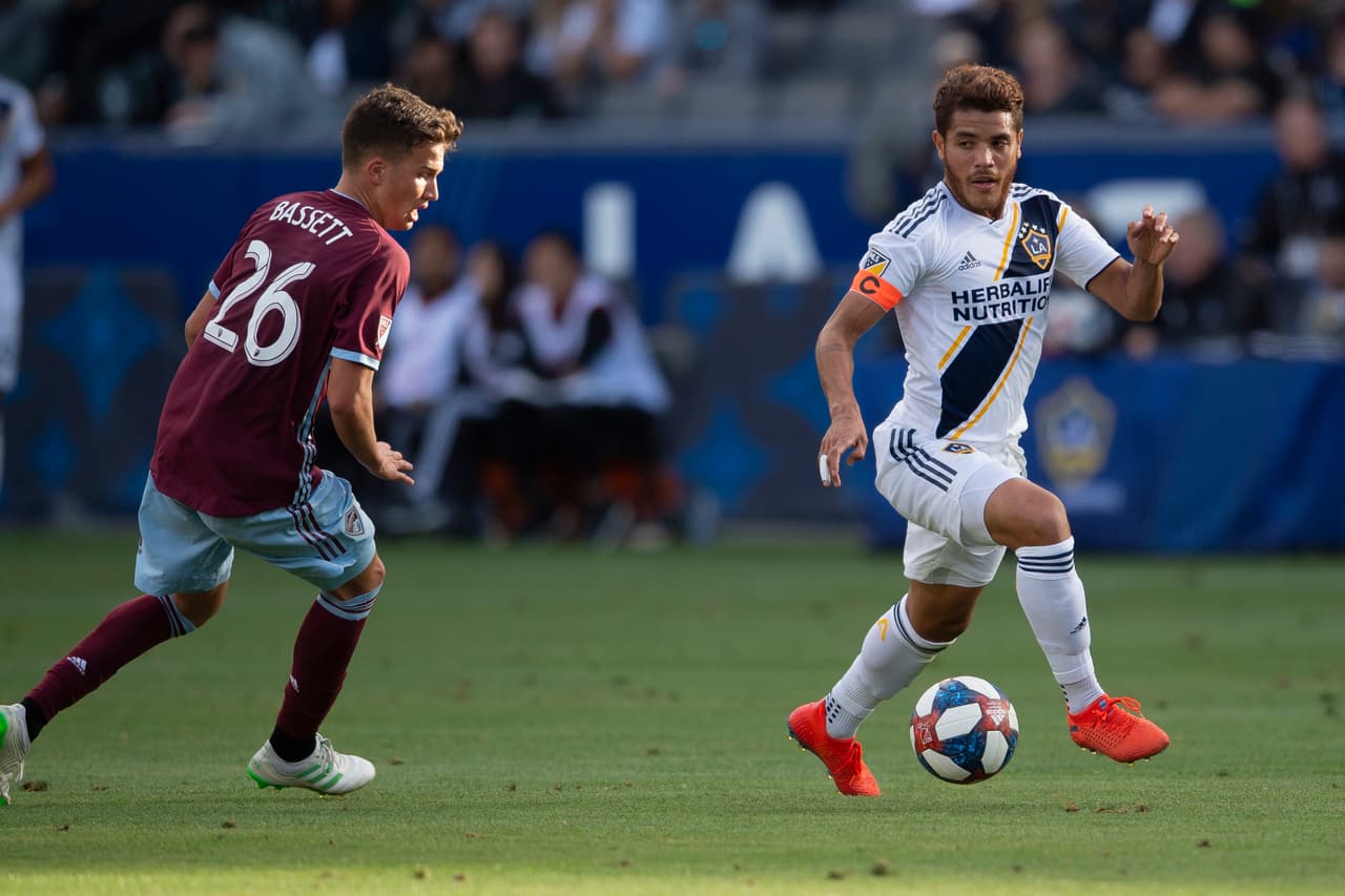 Jonathan dos Santos (derecha) no pudo marcar y se fue sustituido en el minuto 86'.