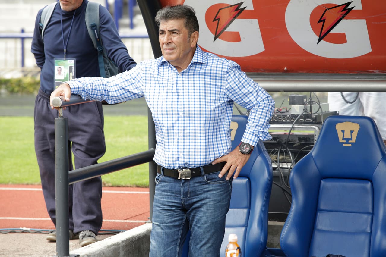 El chileno Carlos Reinoso es otro entrenador que levanta la mano para llegar a Coapa nuevamente, el entrenador mostró un aire renovado como estratega dirigiendo al Veracruz y ahora podría volver a imprimirle su garra y americanismo a un grupo que luce gris y falto de carácter.
