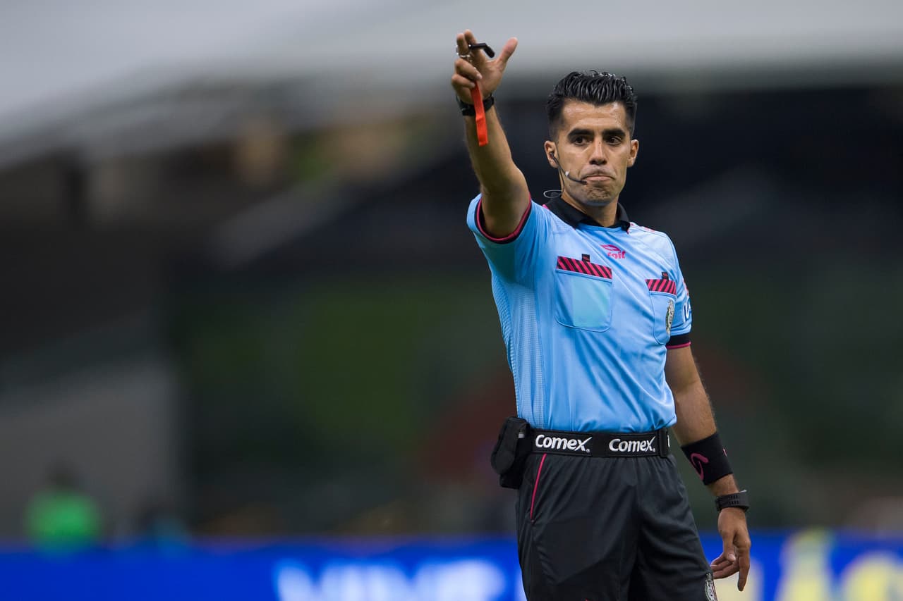 Action photo during the match America vs Necaxa, Corresponding for Round 10 of the League BBVA Bancomer MX Apertura 2016 at Azteca Stadium Foto de accion durante el partido America vs Necaxa, correspondiente a la Jornada 10 de la Liga BBVA Bancomer MX del Torneo Apertura 2016, en el Estadio Azteca, en la foto: Arbitro Adonai Escobedo 12/04/2017/MEXSPORT/Osvaldo Aguilar