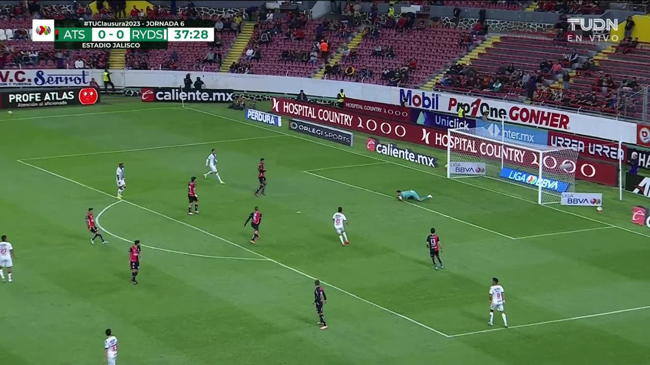 ¡TIRO ATAJADO! disparo por Luis Romo.